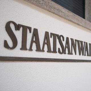 Bei der Staatsanwaltschaft Stuttgart gab es Durchsuchungen von Büros in Verbindung mit den Ermittlungen der "Soko Frost". Es gehe um den Verdacht der Bestechlichkeit und der Verletzung von Dienstgeheimnissen, so die Staatsanwaltschaft in Heilbronn.