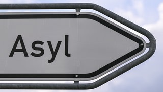 Auf einem Schild steht "Asyl"