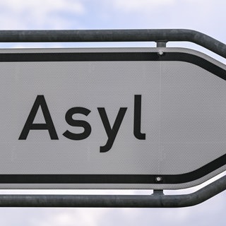 Auf einem Schild steht "Asyl"