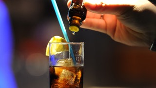 K.o.-Tropfen werden in ein Getränkt geträufelt: Sind bei einem Motorsport-Event in der Schleyer-Halle Stuttgart Besucher davon betroffen gewesen? (Symbolbild)