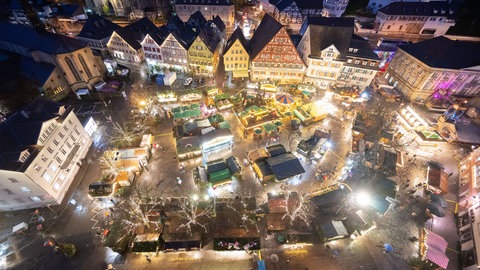 Ein Weihnachtsmarkt in traumhafter Kulisse: Der Weihnachtsmarkt in Esslingen lockt auf dem Marktplatz mit viel Fachwerk-Kulisse. Im direkt anschließenden Mittelaltermarkt gibt es Budenzauber wie anno dazumal zu genießen. (Archivbild)