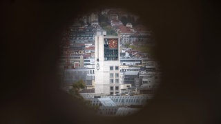 Das Rathaus in Stuttgart fotografiert durch eine Lücke: Die Stadt sieht ein Finanzloch auf die Kommune zukommen, da es Ausfälle bei der Gewerbesteuer gibt.