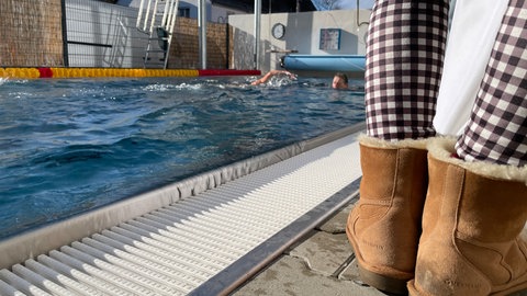 Freibad in Uhigen hat auch im Spätherbst geöffnet. 