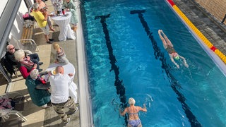 Freibad von Achim Gall in Uhigen hat auch im Spätherbst geöffent