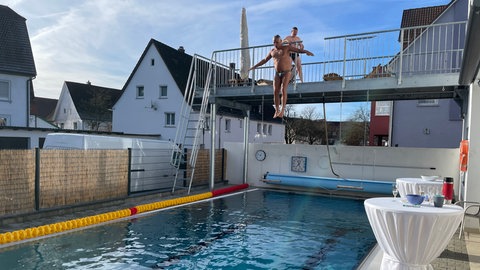 Freibad in Uhigen hat auch im Spätherbst geöffnet. Badbetreiber Achim Gall springt gerne mit seinen Badegästen ins Wasser. 