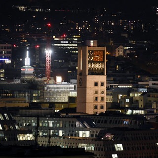 Turm des Rathauses in Stuttgart bei Nacht (Archivfoto)