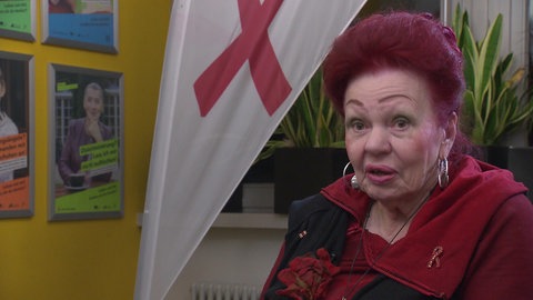 Laura Halding-Hoppenheit sitzt in Räumen der Stuttgarter AIDS-Hilfe.