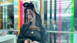 Eine junge Frau in ihrem Kostüm