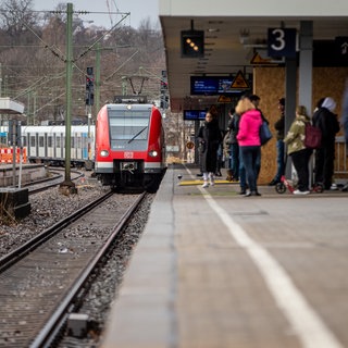 Eine S-Bahn fährt in den Bahnhof Bad Cannstatt ein. Wegen einer Streckensperrung gibt es für Pendler bis 21. Dezember viele Veränderungen (Archivbild).