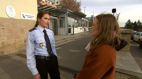 Eine Polizeisprecherin im Gespräch mit der SWR-Reporterin