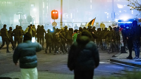 Demonstranten bei einer pro-palästinensischen Kundgebung während des Spiels Ajax Amsterdam - Maccabi Tel Aviv im November 2024: Im Umfeld des Spiels der Europa League war es zu Jagdszenen und Gewalttaten gekommen. (Archivbild)