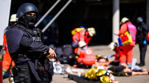 Ein Polizist steht bei der MHP Arena vor einer Sammelstelle für Verletzte bei einer Übung im Vorfeld der Fußball-Europameisterschaft 2024: Die Erfahrungen aus dem Vorjahr kommen den Einsatzkräften nun beim Spiel VfB Stuttgart - Maccabi zugute. (Archivbild)