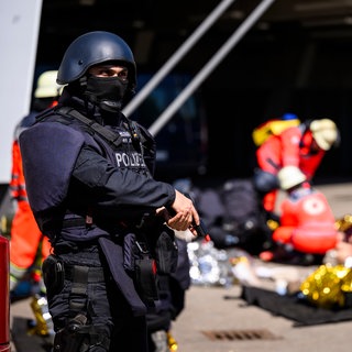 Ein Polizist steht bei der MHP Arena vor einer Sammelstelle für Verletzte bei einer Übung im Vorfeld der Fußball-Europameisterschaft 2024: Die Erfahrungen aus dem Vorjahr kommen den Einsatzkräften nun beim Spiel VfB Stuttgart - Maccabi zugute. (Archivbild)