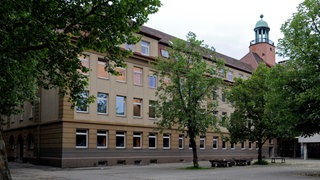 Mörike-Gymnasium in Ludwigsburg: Hier haben Unbekannte islamistische Parolen an die Fassade geschmiert. (Archivfoto)