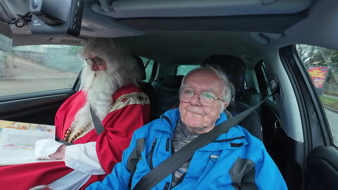 Wolfgang Kimmig-Liebe und sein Helfer Gerhard Nagel zusammen im Auto. 