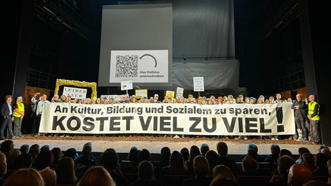 Protest gegen den Sparkurs von Kulturschaffenden nach der Premiere von Hamlet im Staatstheater.