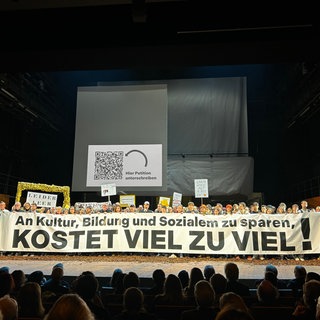 Protest gegen den Sparkurs von Kulturschaffenden nach der Premiere von Hamlet im Staatstheater.