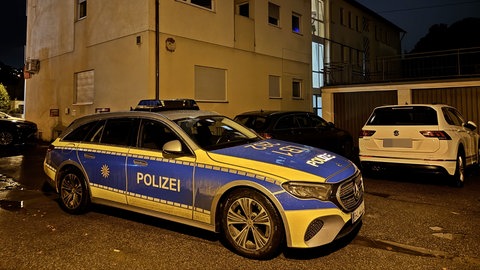 Ein Polizeiauto steht nachts vor einem Haus in Gerlingen.