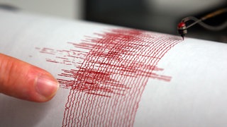 Ein Seismograph zeichnet die Stärke eines Erdbebens auf. (Archivbild)