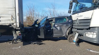 Bei einer Karambolage auf der A81 wurde ein Kleinwagen eingeklemmt.