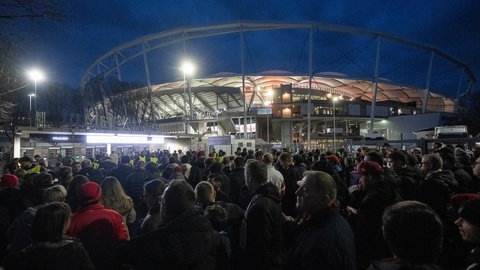 VfB Stuttgart gegen Maccabi Tel Aviv: Fans stehen vor dem Match in der Schlange am Einlass.