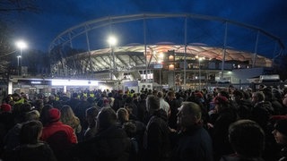VfB Stuttgart gegen Maccabi Tel Aviv: Fans stehen vor dem Match in der Schlange am Einlass.