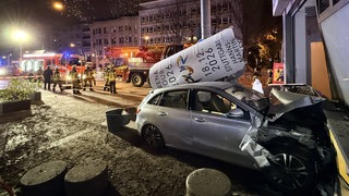 Bei einem Unfall ist in Stuttgart eine Litfaßsäule auf ein Autodach gefallen.