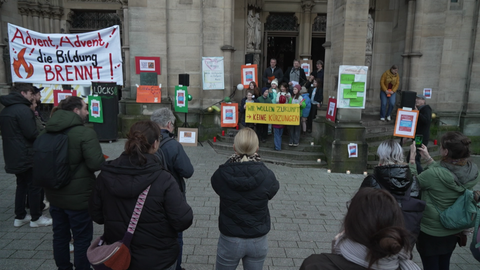 Am vergangenen Freitag demonstrierten Eltern, Schüler und freie Träger vor der Stuttgarter Kirche St. Maria gegen die Kürzung von Mitteln für die Ganztagesbetreuung. 