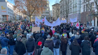 Bei einer Kundgebung auf dem Stuttgarter Wilhelmsplatz machten Hunderte ihrem Ärger über die drohenden Einsparungen im Sozialen Luft. 