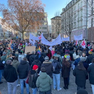 Bei einer Kundgebung auf dem Stuttgarter Wilhelmsplatz machten Hunderte ihrem Ärger über die drohenden Einsparungen im Sozialen Luft. 
