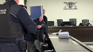 Der angeklagte Polizist beim Prozessauftakt im Gerichtssaal