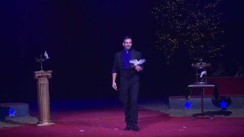 Zauberkünstler mit Taube in Hand