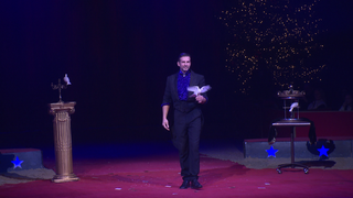 Zauberkünstler mit Taube in Hand