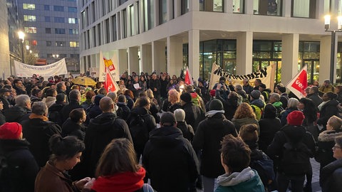Proteste vor dem Rathaus in Stuttgart: Der Gemeinderat entscheidet über den Haushalt. 