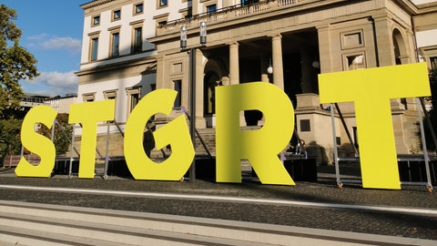 Stuttgart-Schriftzüge zu Schau- und Fotozwecken hat es in der Stadt immer mal wieder gegeben, z.B. hier vor dem Stadtpalais im Sommer 2025.