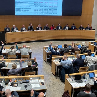 Im Gemeinderat Stuttgart wird mit gehobenen Händen über den Spar-Doppelhaushalt 202627 abgestimmt.