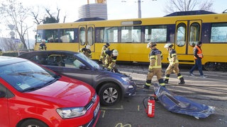 Ein Auto ist erst mit der Stadtbahn und dann mit einem geparkten Auto kollidiert.