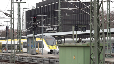 Das Stellwerk am Stuttgarter Hauptbahnhof muss länger in Betrieb bleiben, als zunächst angenommen.