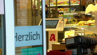 Hier steht der E-Rezeptautomat von Apotheker Manuel Canier - in einem Supermarkt in Weissach, in dem Kunden ihre Einkäufe erledigen.