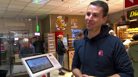 Apotheker Manuel Caneri ist ganz stolz - endlich steht sein Rezeptautomat in einem Supermarkt in Weissach.