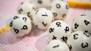 Lotto-Kugeln liegen auf einem Lottoschein: Das Jahr 2025 war ein sehr erfolgreichzes frür Spielerinnen und Spieler von Lotto in Baden-Württemberg.