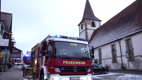 Die Feuerwehr in Kirchberg an der Murr rückte mit mehreren Fahrzeugen an, um einen Brand in der Lukaskirche zu bekämpfen.
