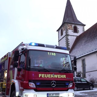 Die Feuerwehr in Kirchberg an der Murr rückte mit mehreren Fahrzeugen an, um einen Brand in der Lukaskirche zu bekämpfen.