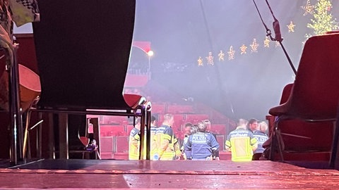Im Weltweihnachtscircus in Stuttgart sind zwei Artisten am Montag abgestürzt.