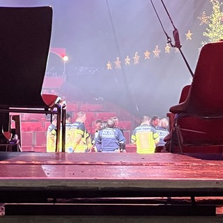 Im Weltweihnachtscircus in Stuttgart sind zwei Artisten am Montag abgestürzt.
