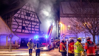Bei einem Brand in Schwaikheim rettete die Feuerwehr mehrere Hausbewohner mit der Drehleiter.