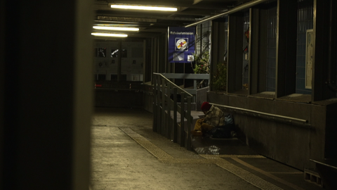 Die Bahnhofsmission Stuttgart hilft mit einem warmen Raum und Tee gegen die Kälte.