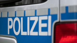 Das Wort Polizei ist auf einem Fahrzeug der Polizei zu sehen. In den Winterferien haben Unbekannte in der Region Stuttgart zahlreiche Schulen und Kindergärten verwüstet.