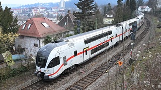 Ein Intercity Zug fährt durch Stuttgart. Laut einem Bahnportal ist eine IC-Verbindung auf der Gäubahn bundesweit besonders pünktlich.