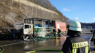Ausgebrannter Lkw am Rand der A8 bei Aichelberg im Kreis Göppingen